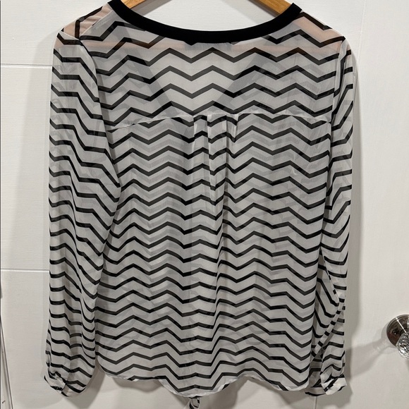 The Limited Monochrome Chevron Blouse - Picture 5 of 6